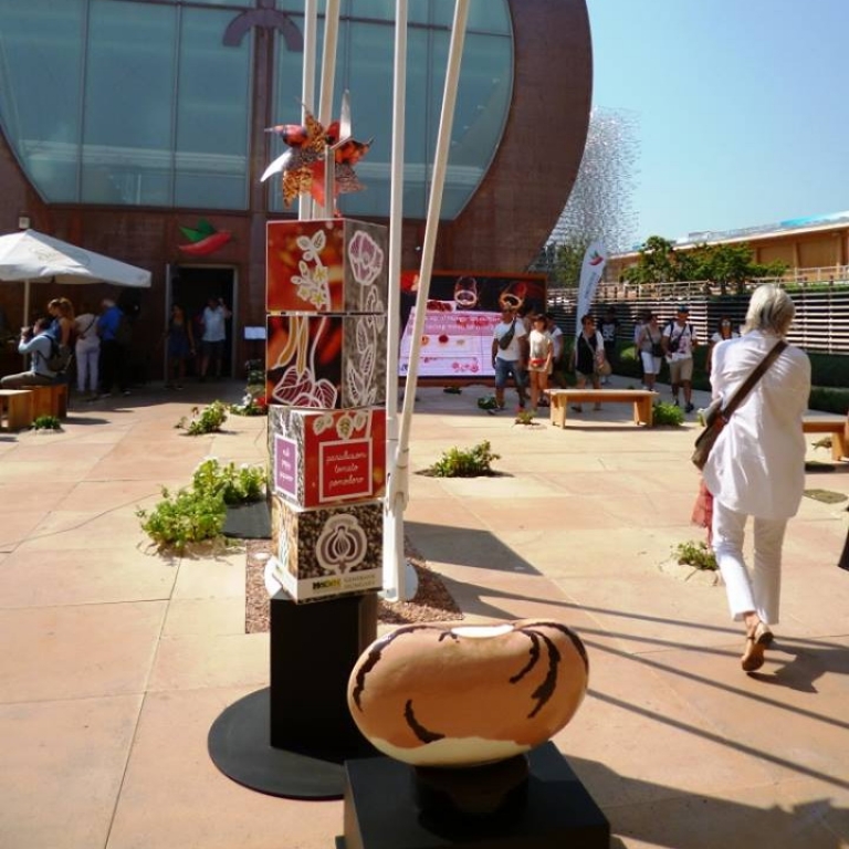 A statue of a bean - Una statua sul fagiolo.