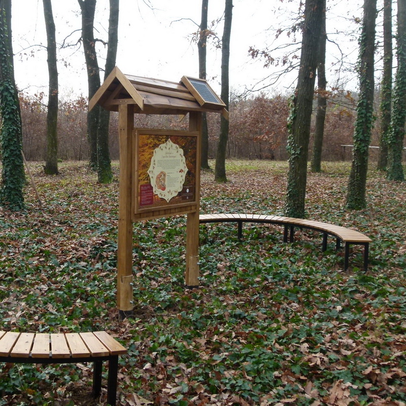 Beszélő tábla íves padokkal