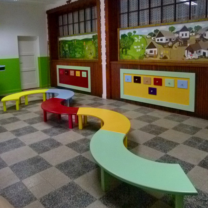 Az előtérben színes padokon foglalhatnak helyet a gyerekek.